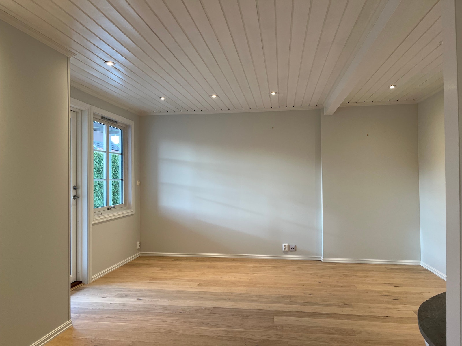 Stue med god plass til sofa/sittegruppe. Store vindusflater gir mye lys og sol hele formiddagen. Galleribilde