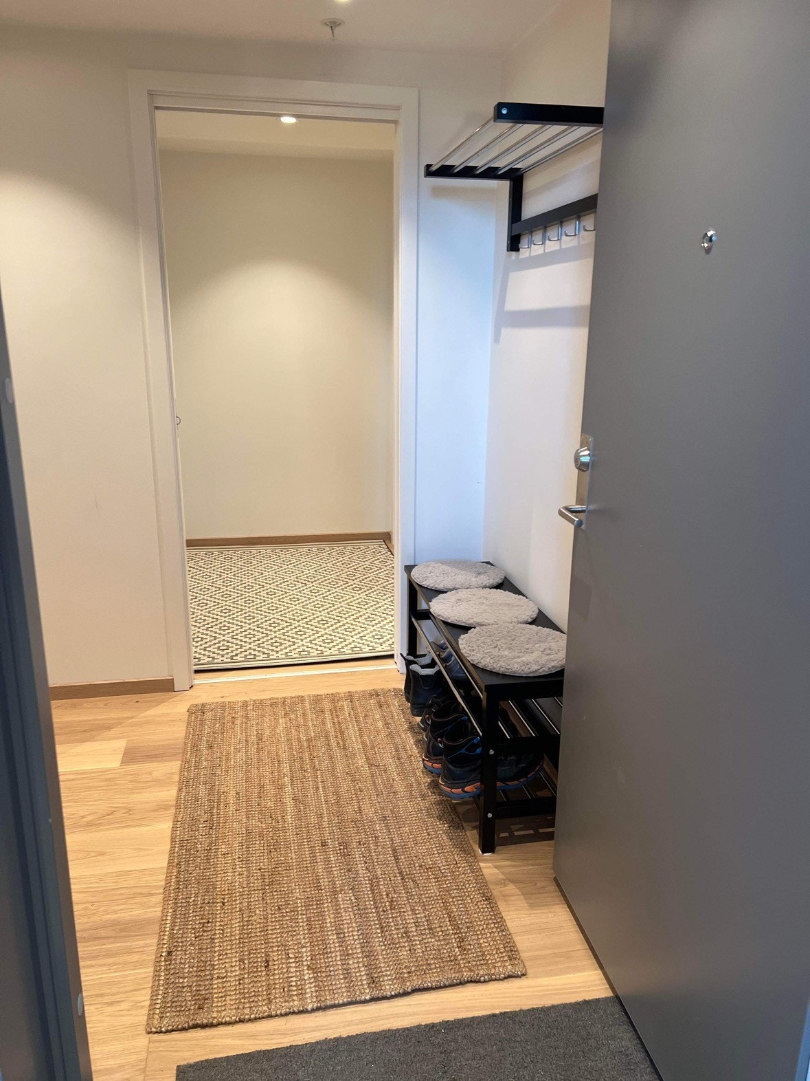 Sett fra fellessgang, doble garderobeskap til venstre (vises ikke på bildet) Galleribilde