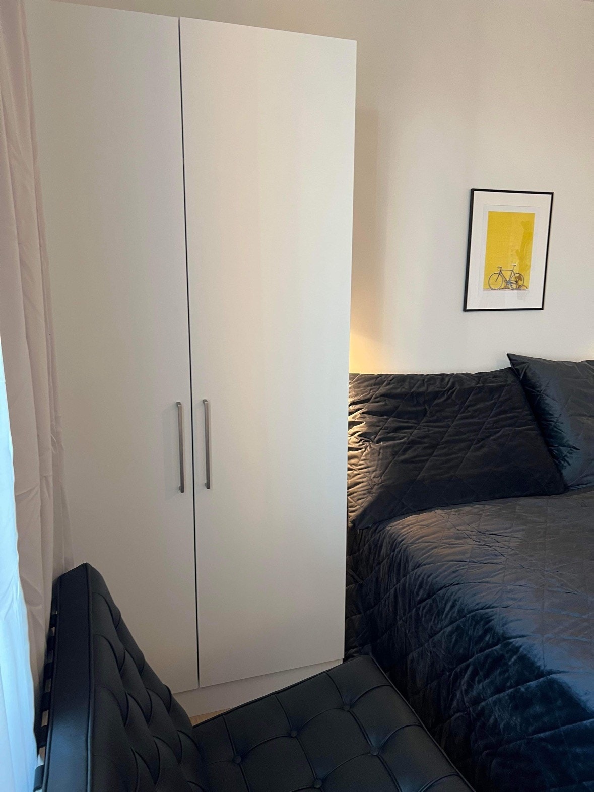 Dobbelt garderobeskap og i tillegg romslige integrerte uttrekkbare skuffer under seng Galleribilde