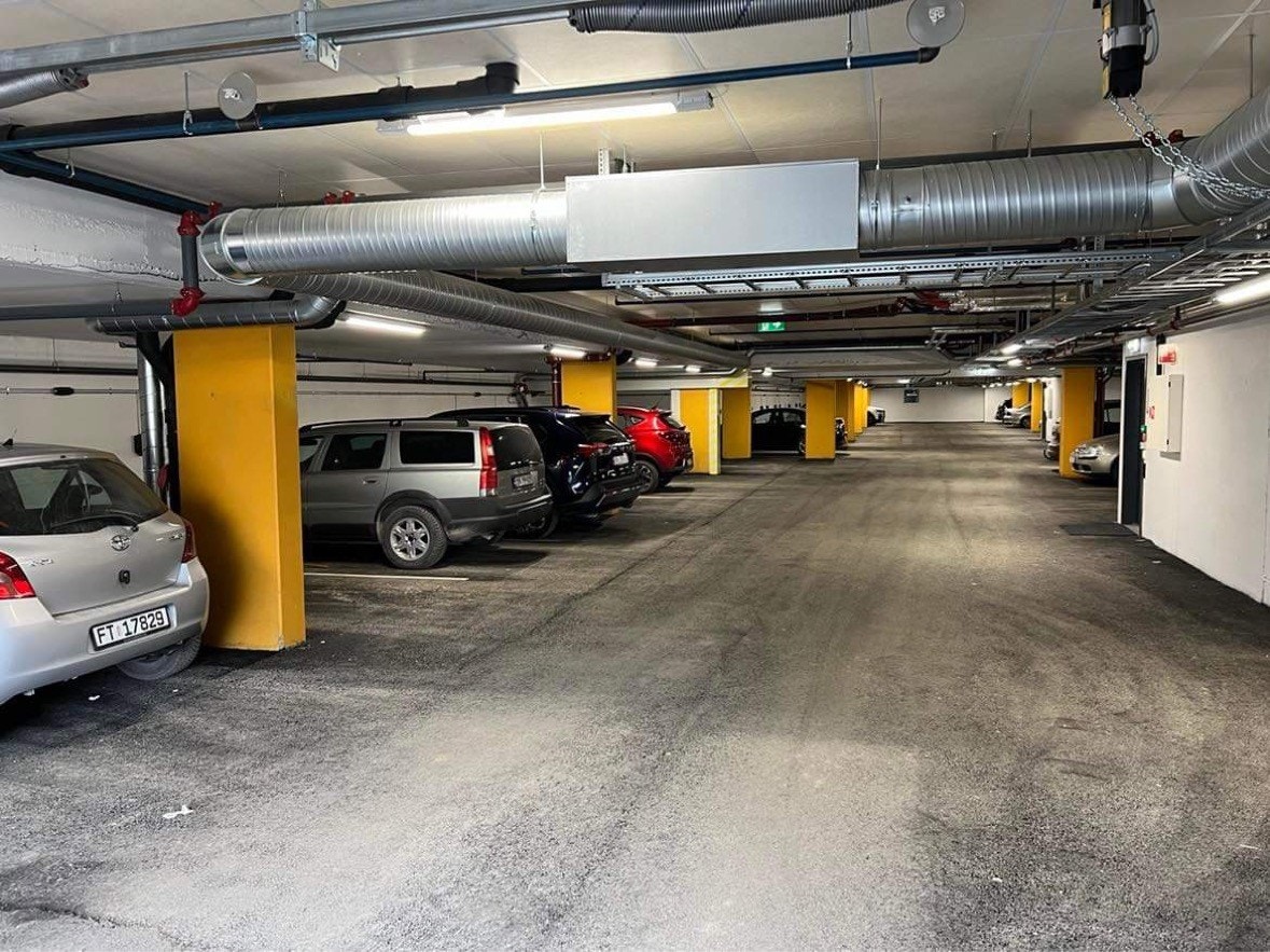 Romslig garasje med sykkelparkering Galleribilde