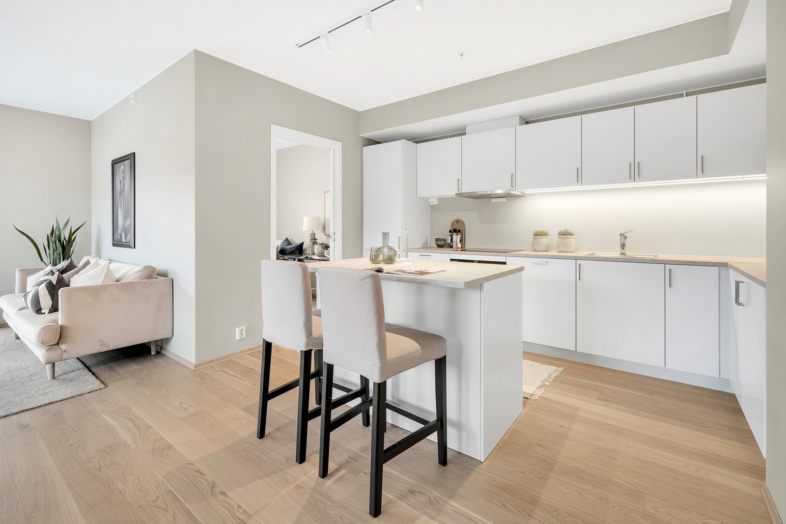 Moderne hjørnekjøkken med praktisk kjøkkenøy. Galleribilde