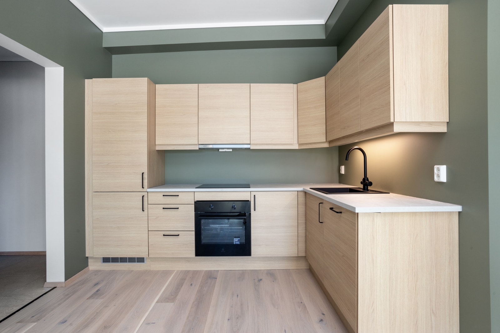 Kjøkken med innebygde hvitevarer Galleribilde