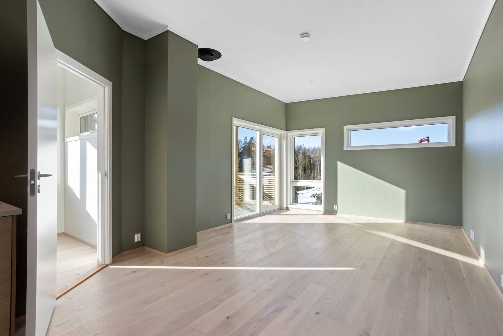 Romslig stue med mye lys Galleribilde