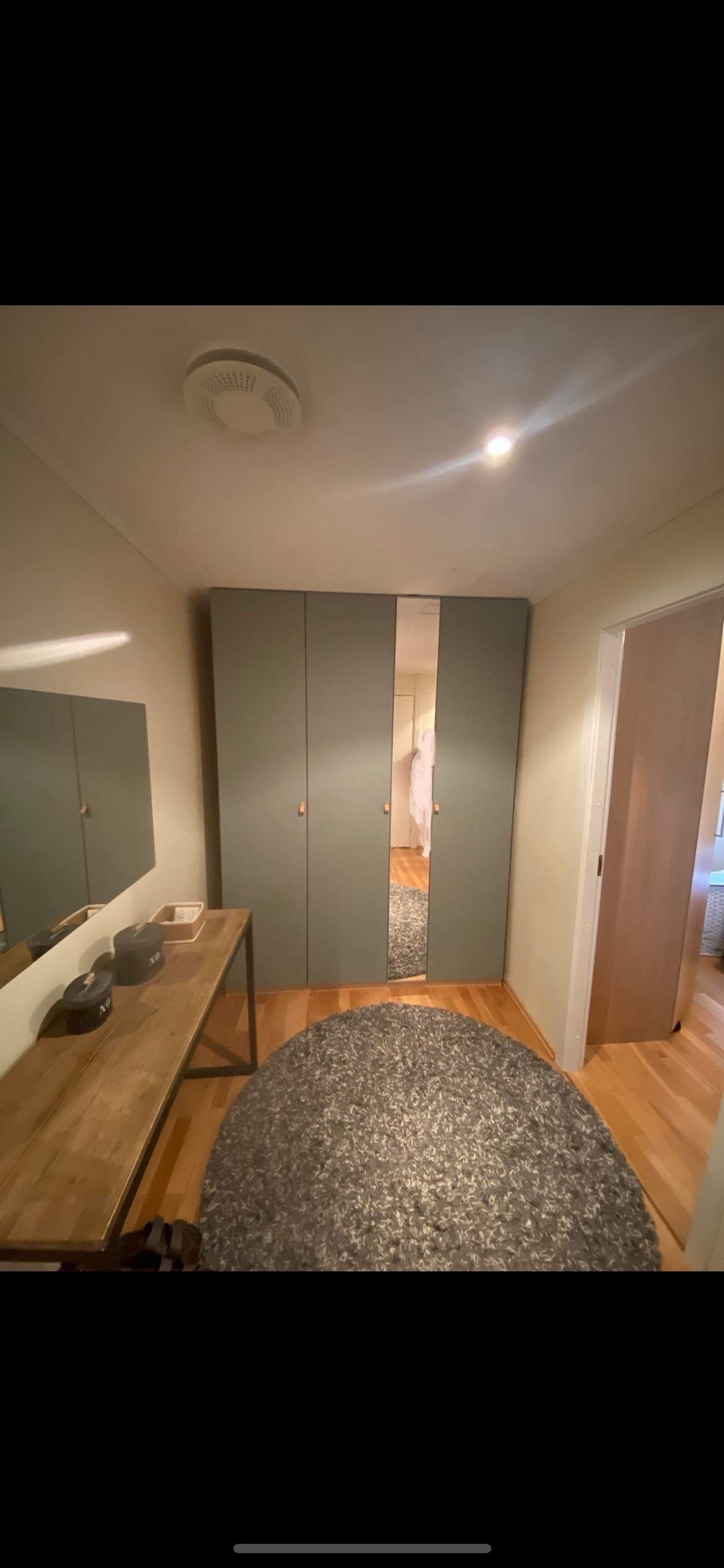 Garderobeskab i gang Galleribilde