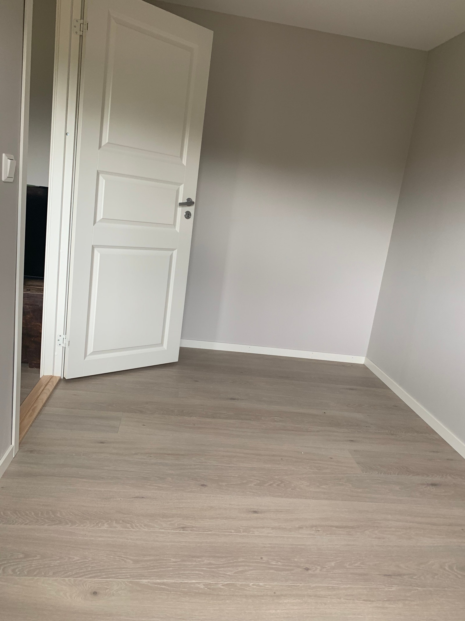 Soverom - det er satt inn todørs klesskap Galleribilde