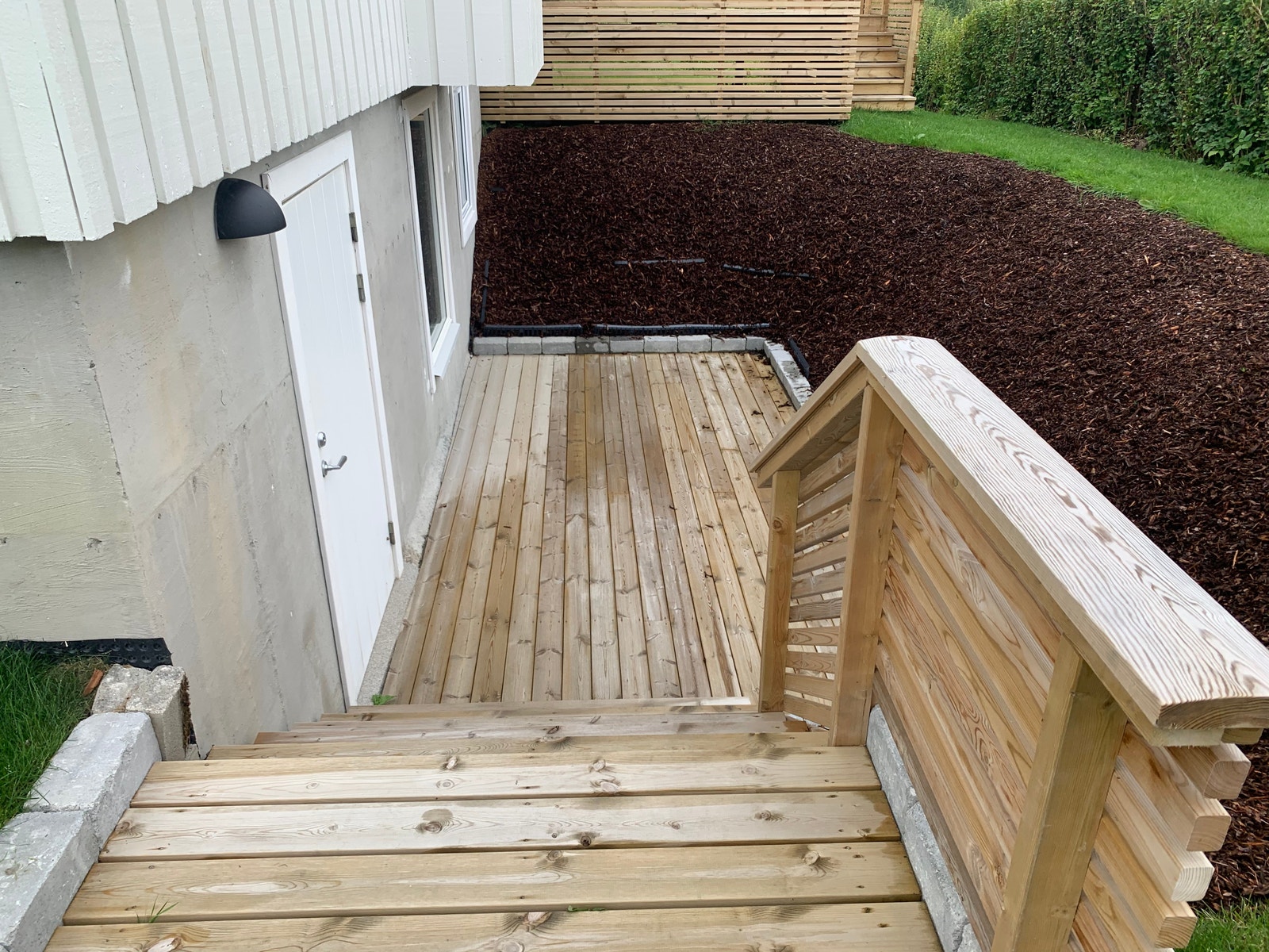 Inngangsparti og terrasse Galleribilde