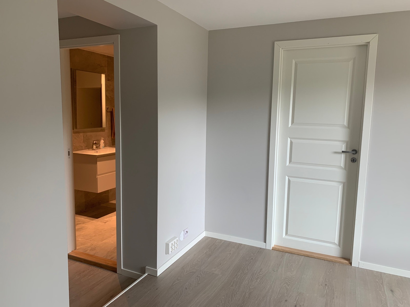 Stue - inngang til bad og soverom Galleribilde