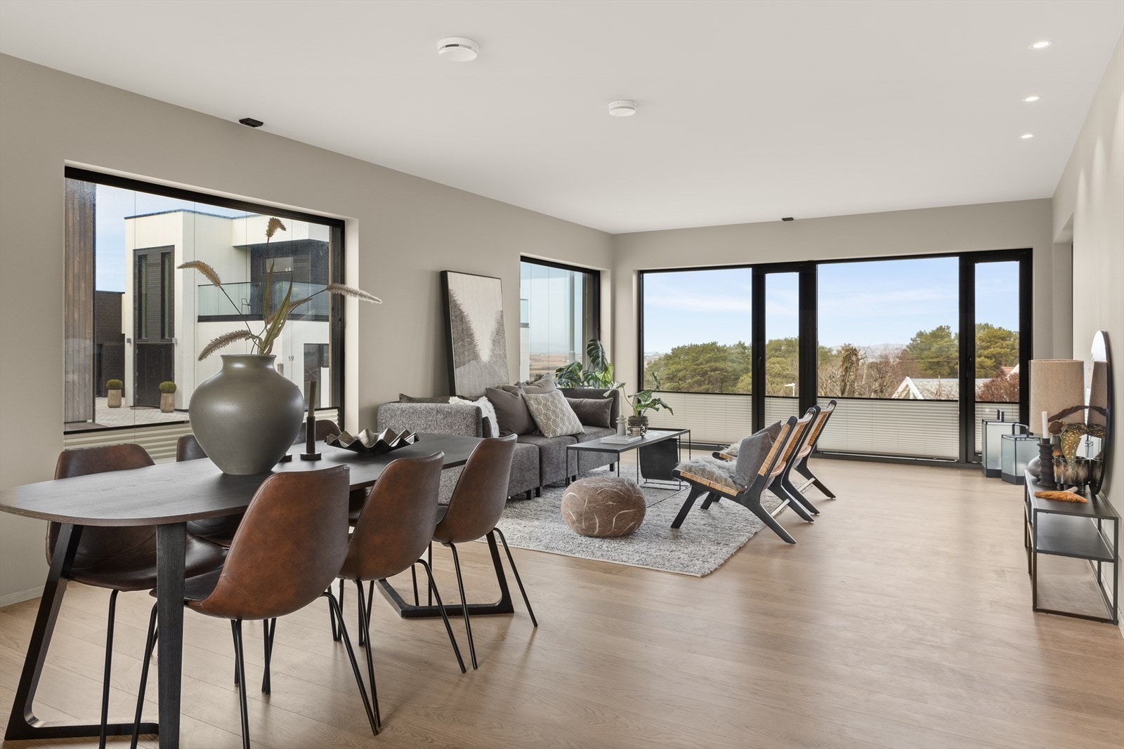 Stuen i 1 etasje får fantastisk utsikt med mot sjøen. Galleribilde