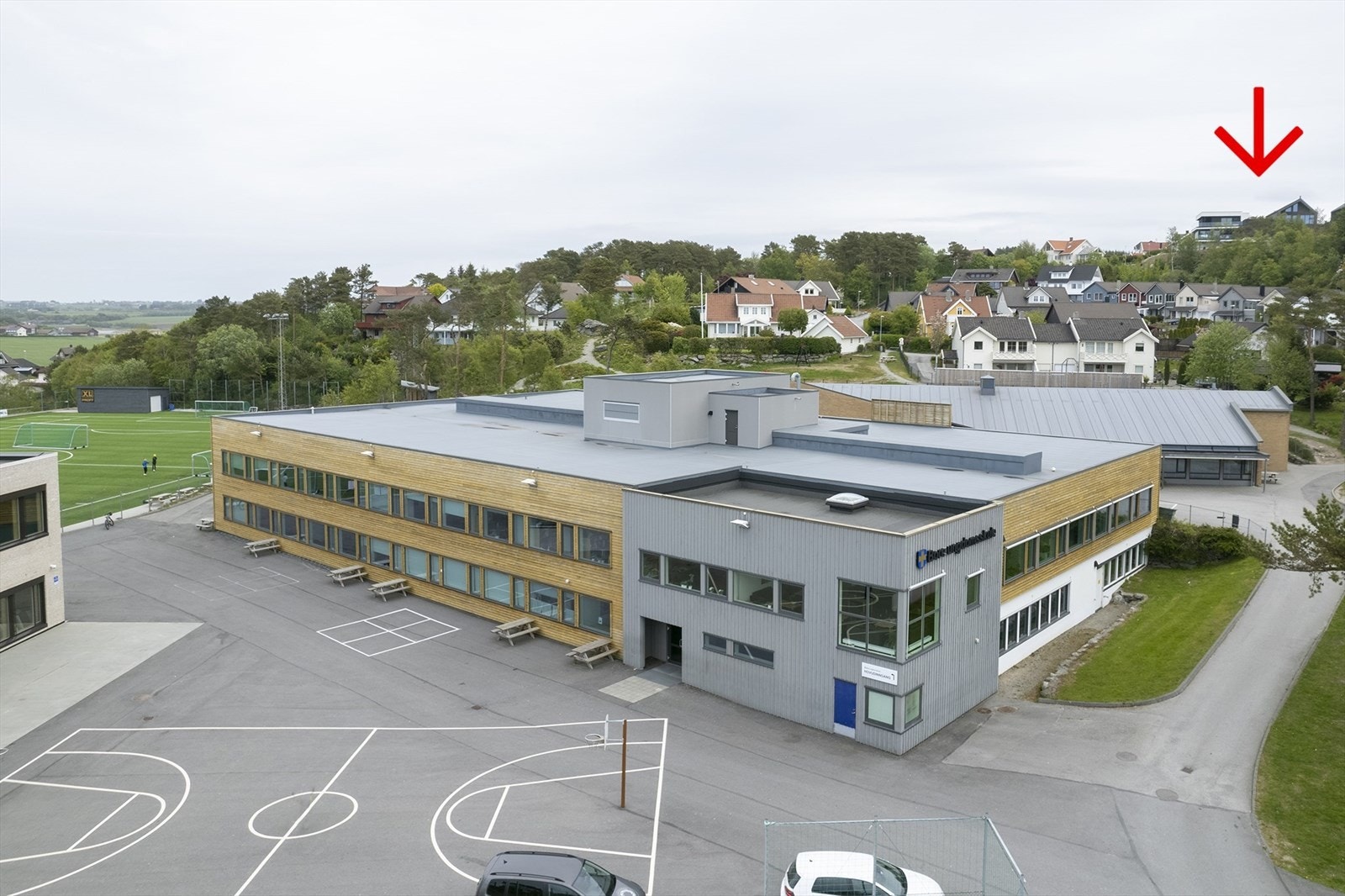 Bore skule. Pilen viser hvor boligfeltet SPorafjell ligger i forhold til skulen. Galleribilde