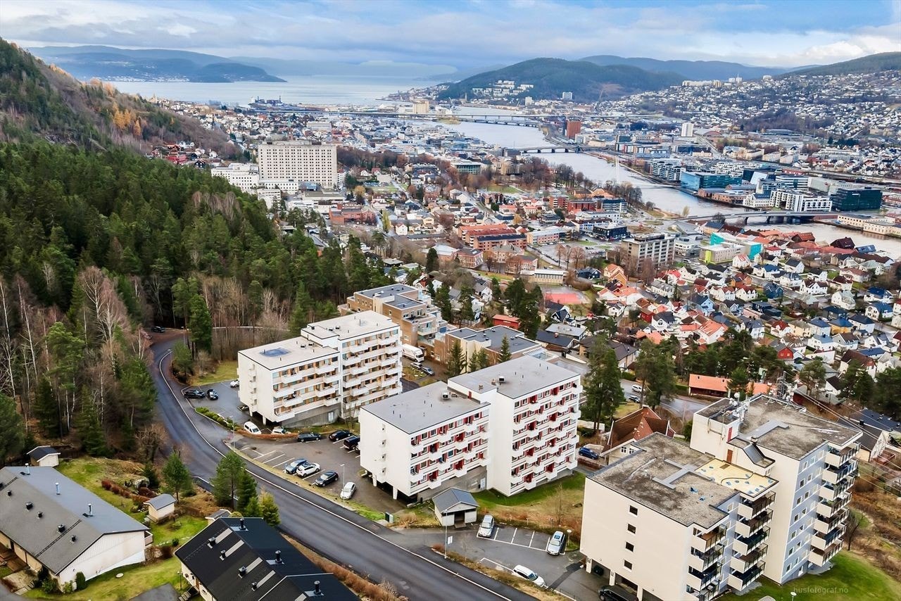 Leiligheten ligger i midtre blokk i bildet Galleribilde
