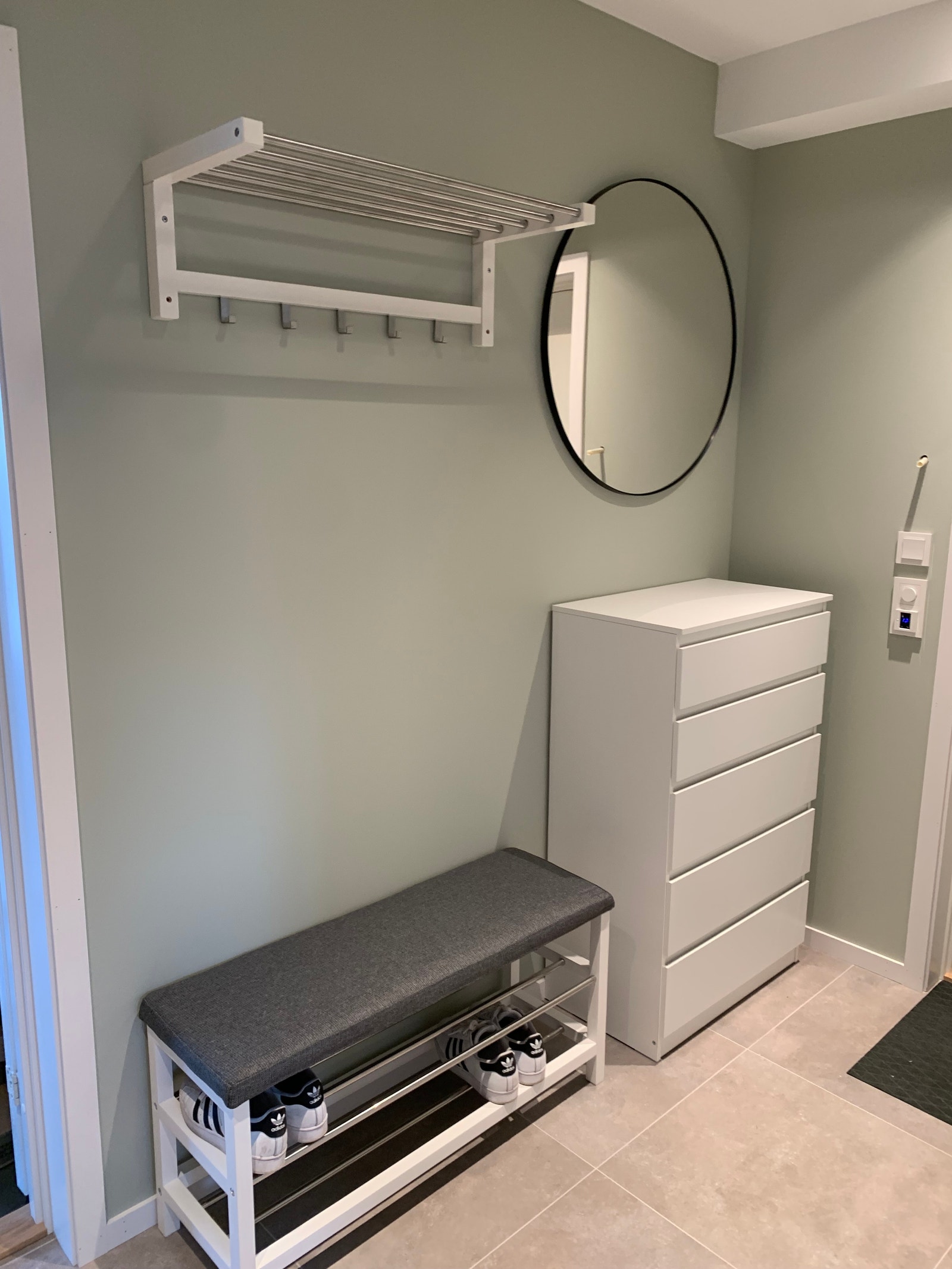 Gang med entremøbler Galleribilde