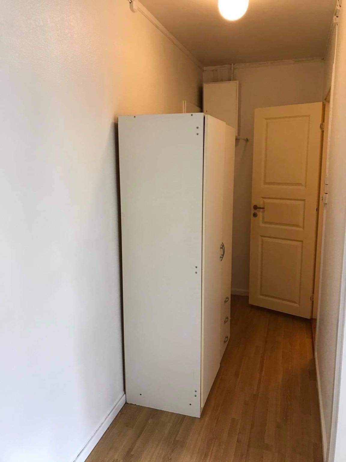 Gang mot bad med skap. Galleribilde