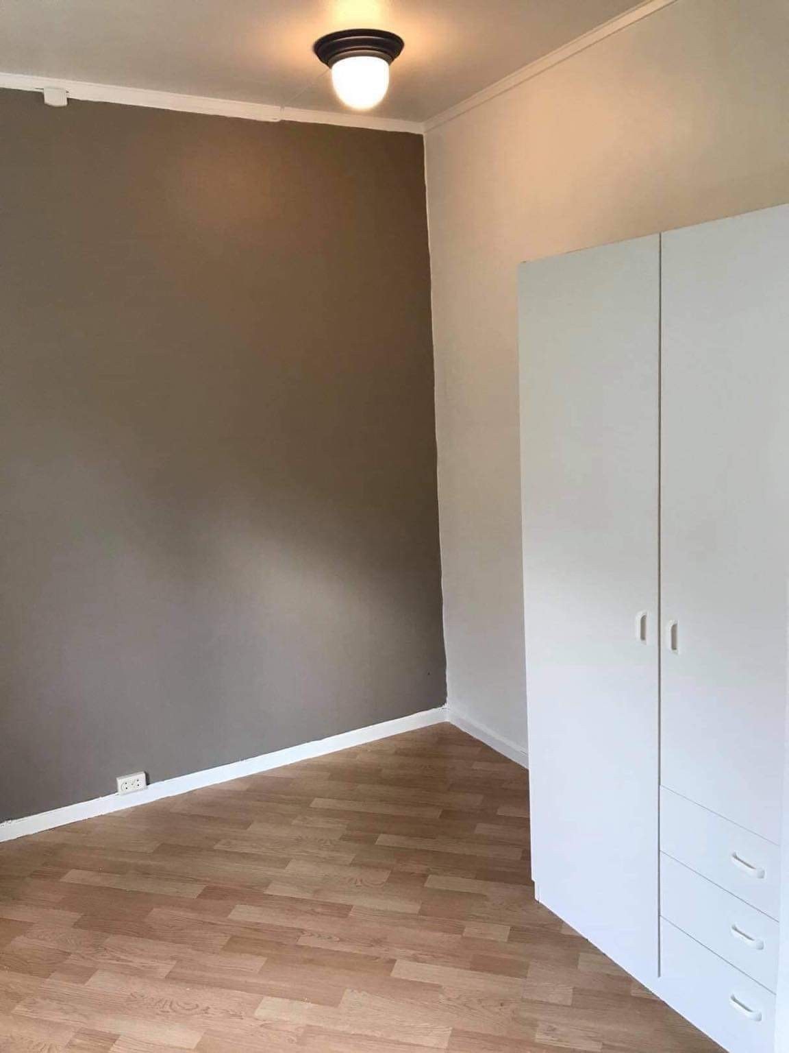 Soverommet sett mot enkelt garderobeskap. Galleribilde