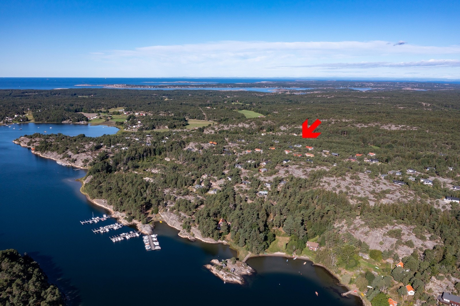 Det er en koselig sti/vei man kan gå fra hytta til felles strand med brygger (ca 1 km). Bryggene har tre gjesteplasser. Galleribilde