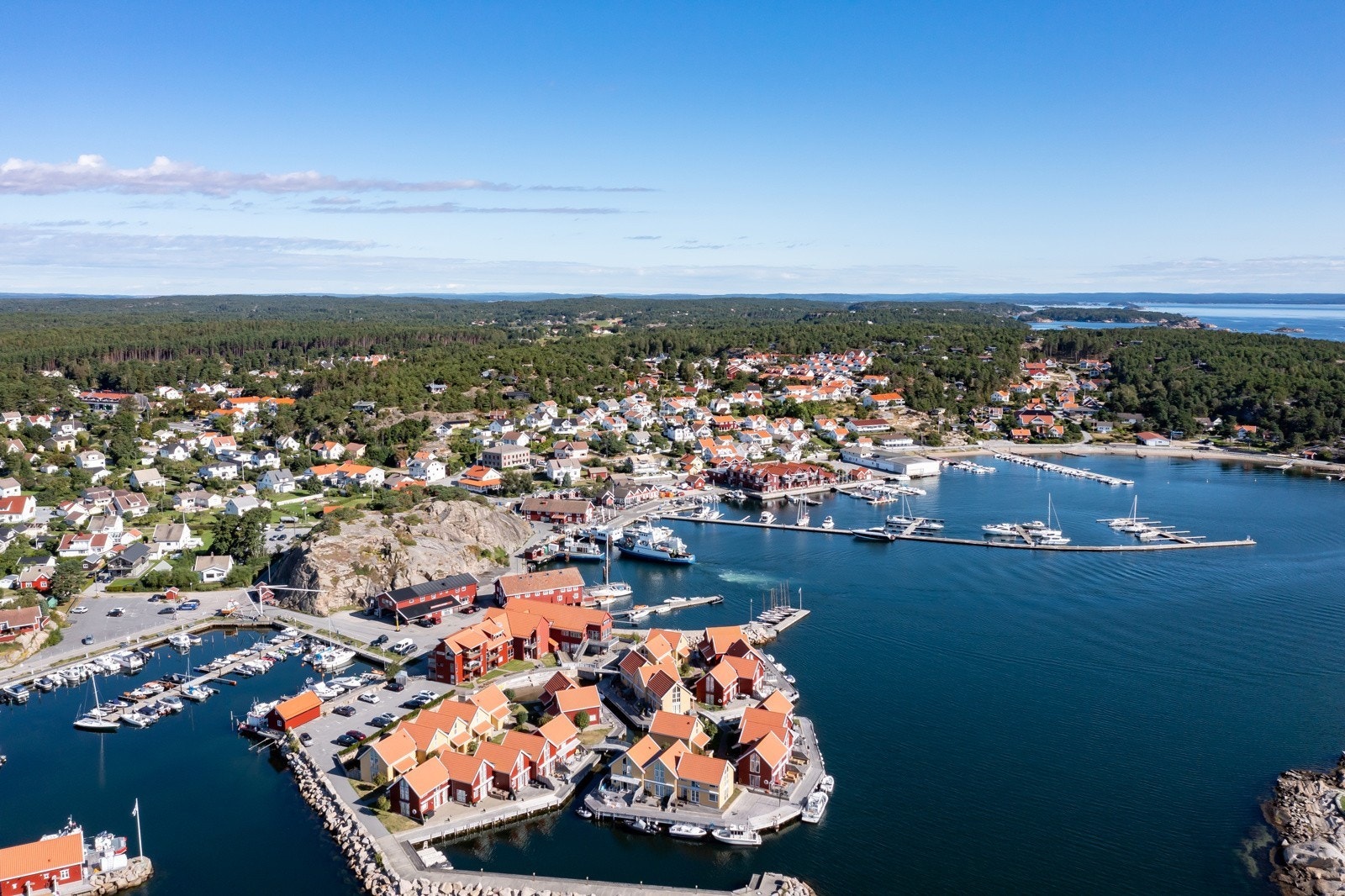 Det er noen få kilometer fra hytta til Skjærhalden med matbutikker, restauranter og vinmonopol. Galleribilde