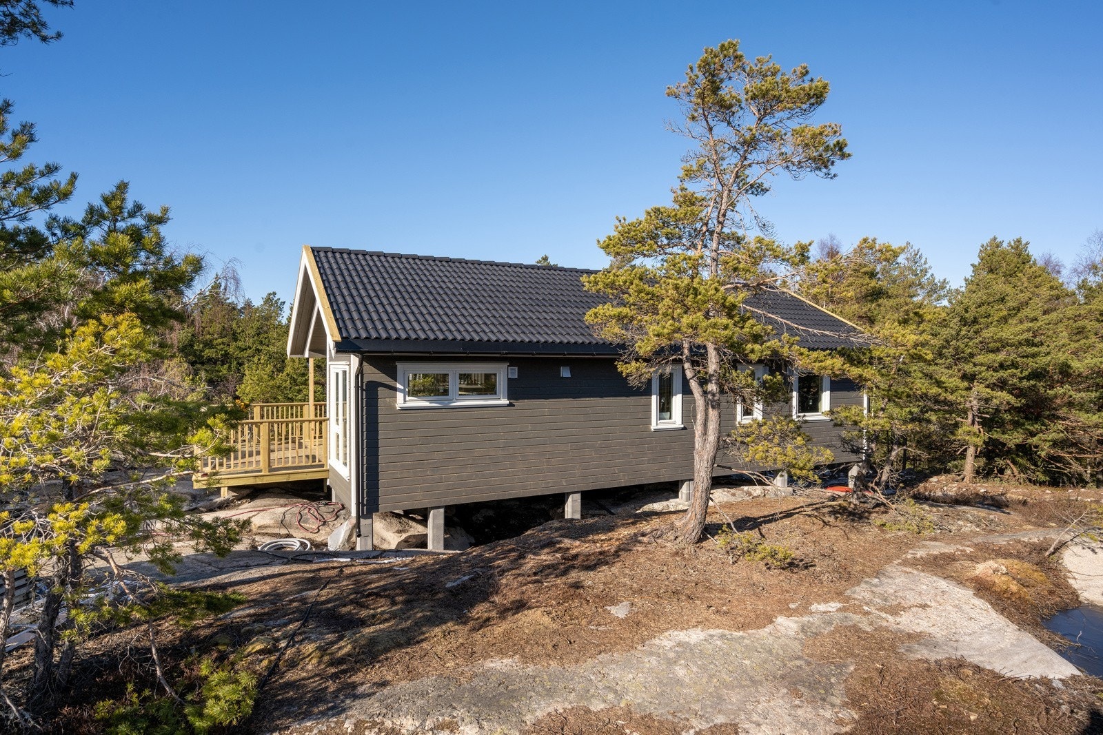 Hytta sett fra nabohytta. Galleribilde