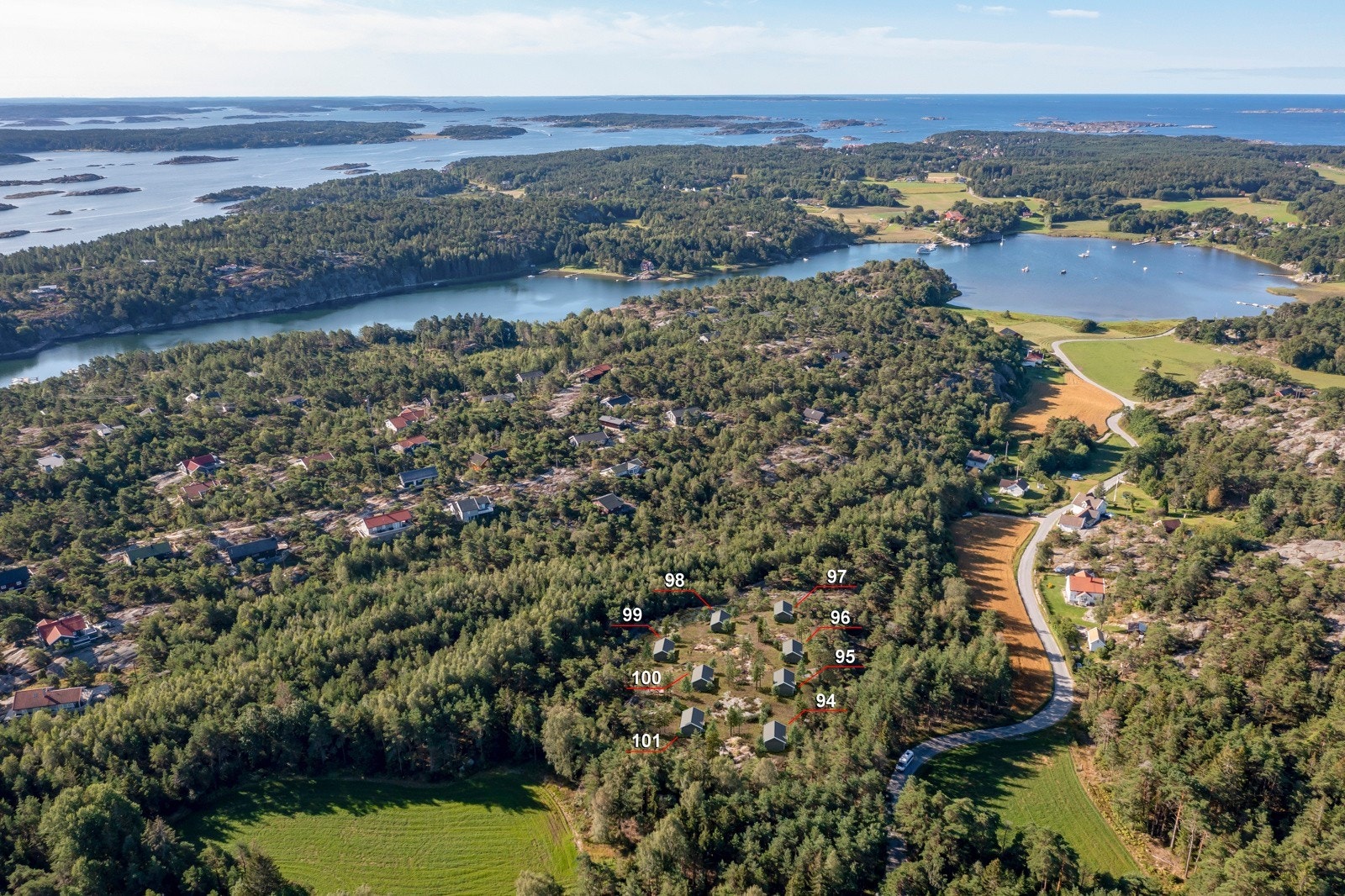 Oversikt over området sett nordfra. Hytta ligger på et hyttetun som man ser nederst i bildet inntil veien. Galleribilde