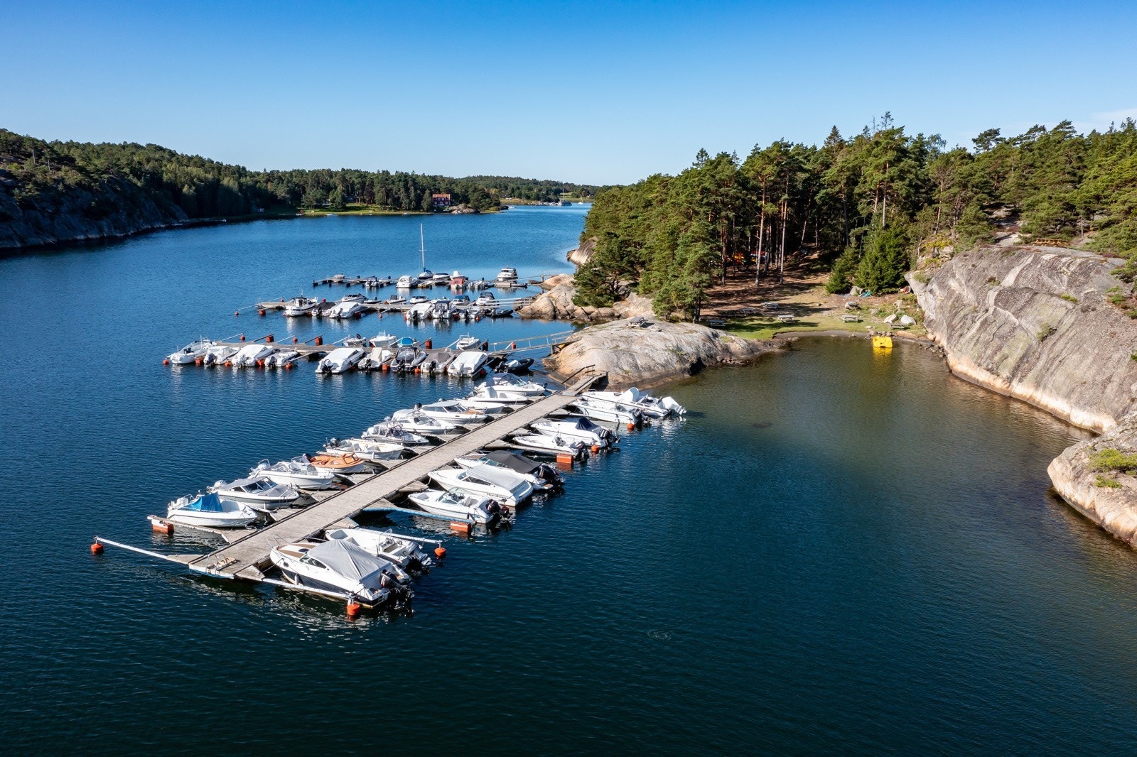 Felles strand med brygger som hører til Holtefeltet hytteområde. Galleribilde