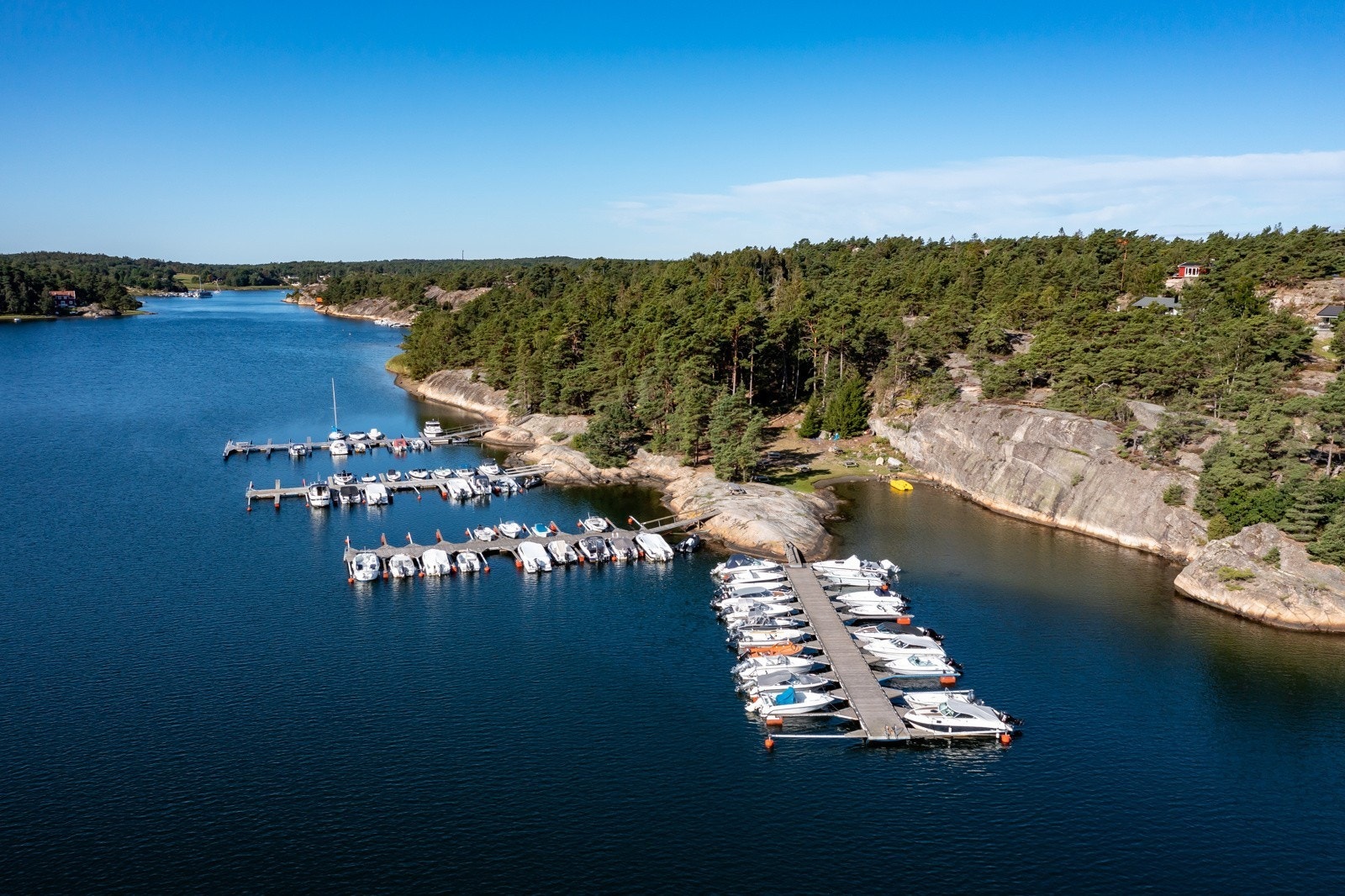 Felles strand med brygger som hører til Holtefeltet hytteområde. Galleribilde