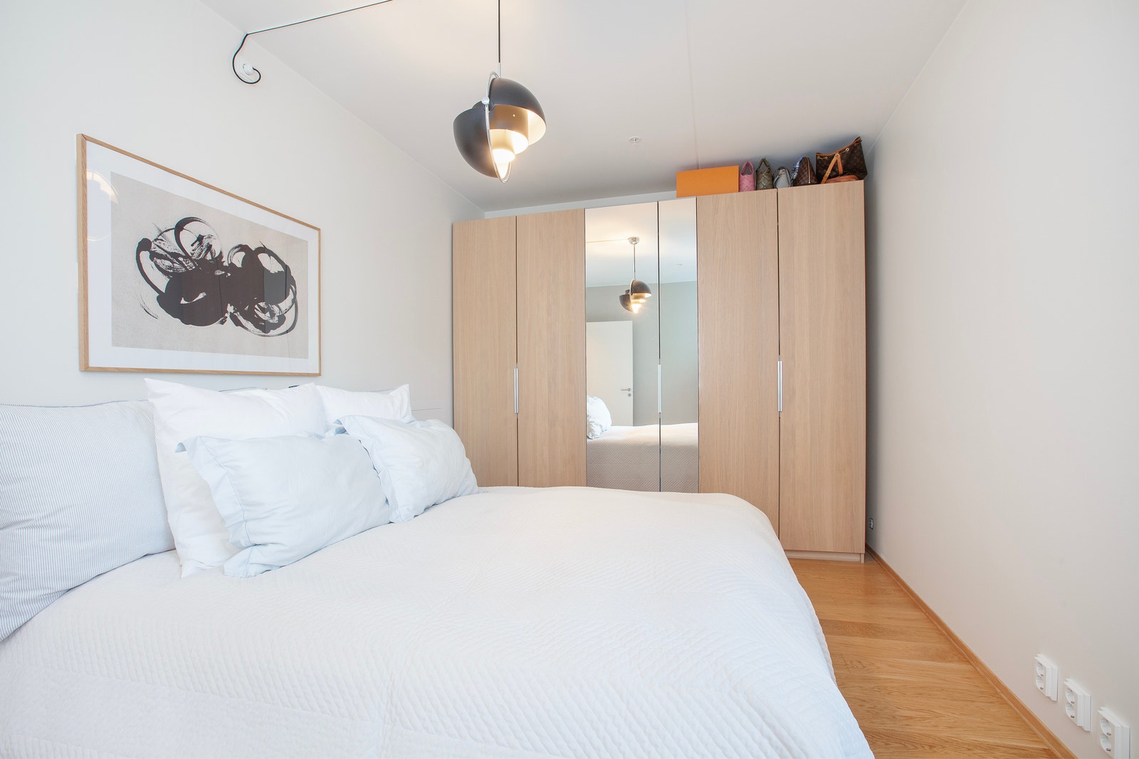 Romslig hovedsoverom. Garderobeskap medfølger Galleribilde