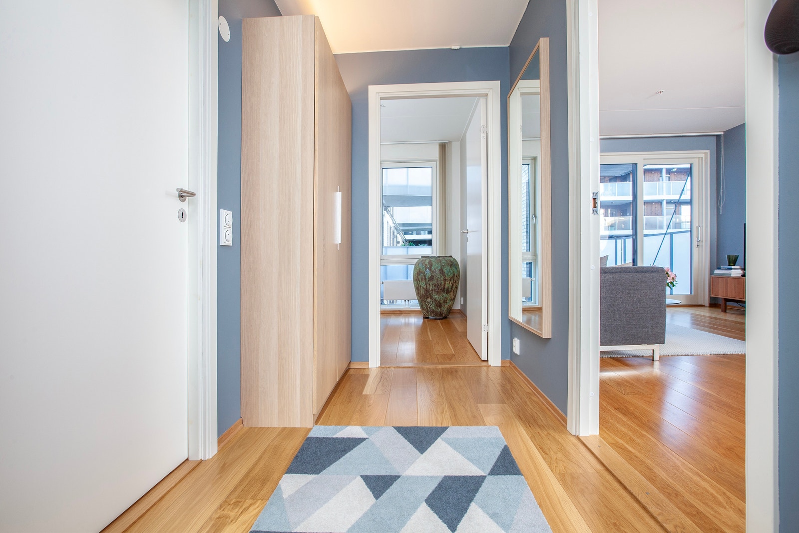 Entre. Garderobeskap medfølger. Galleribilde