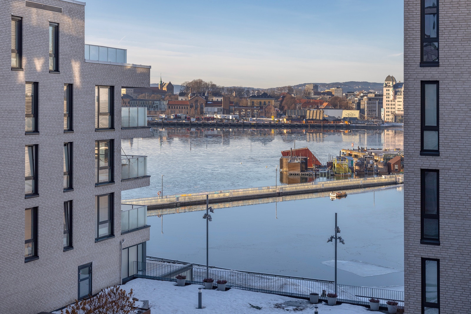 Utsikt fra balkongen mot havnebassenget Galleribilde