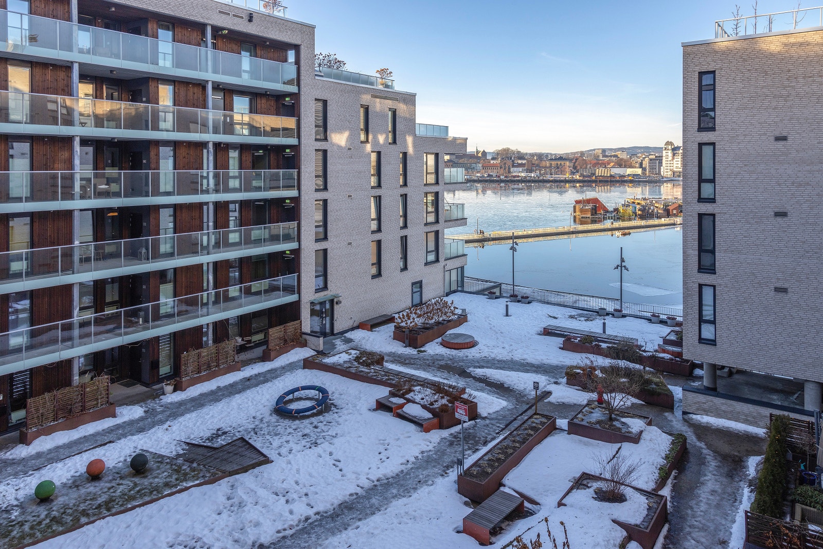 Utsikt fra balkongen mot havnebassenget Galleribilde