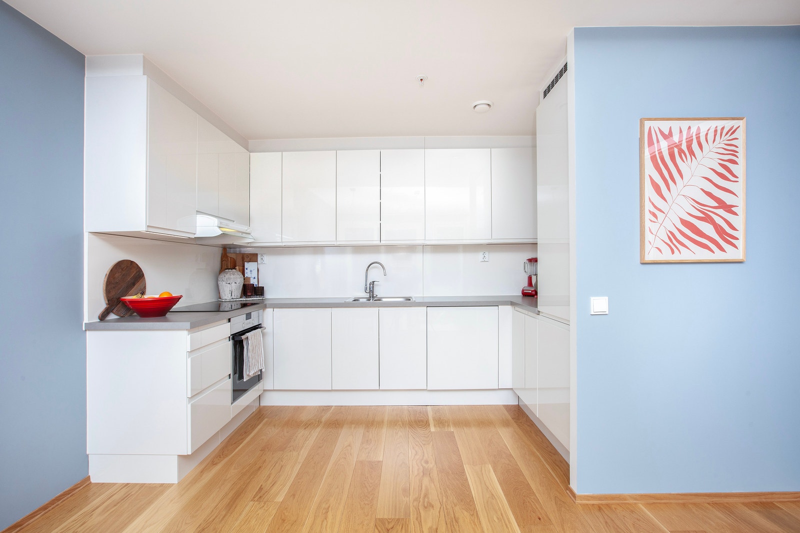 Lyst kjøkken med integrerte hvitevarer Galleribilde