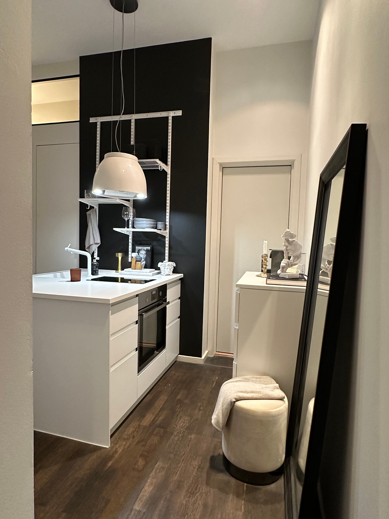 Liten kjøkkenøy med to kokeplater, samt stekeovn og vifte med kullfilter Galleribilde