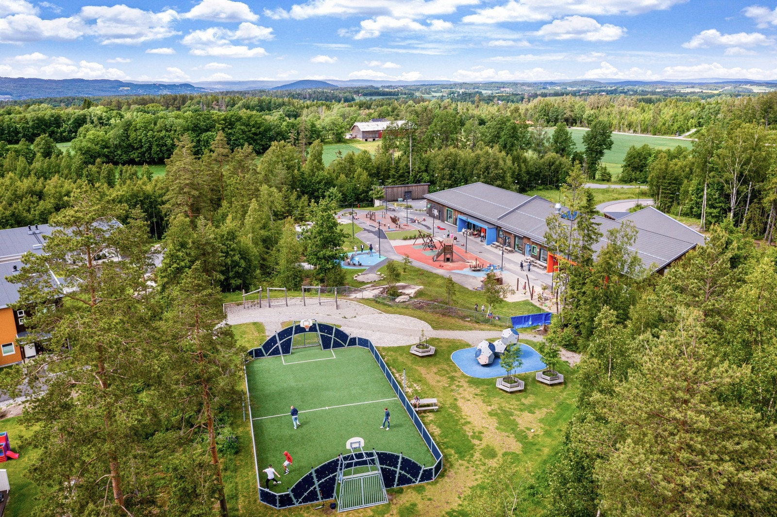 Kort vei til Pepperstadmarka barnehage og ballbingen Galleribilde