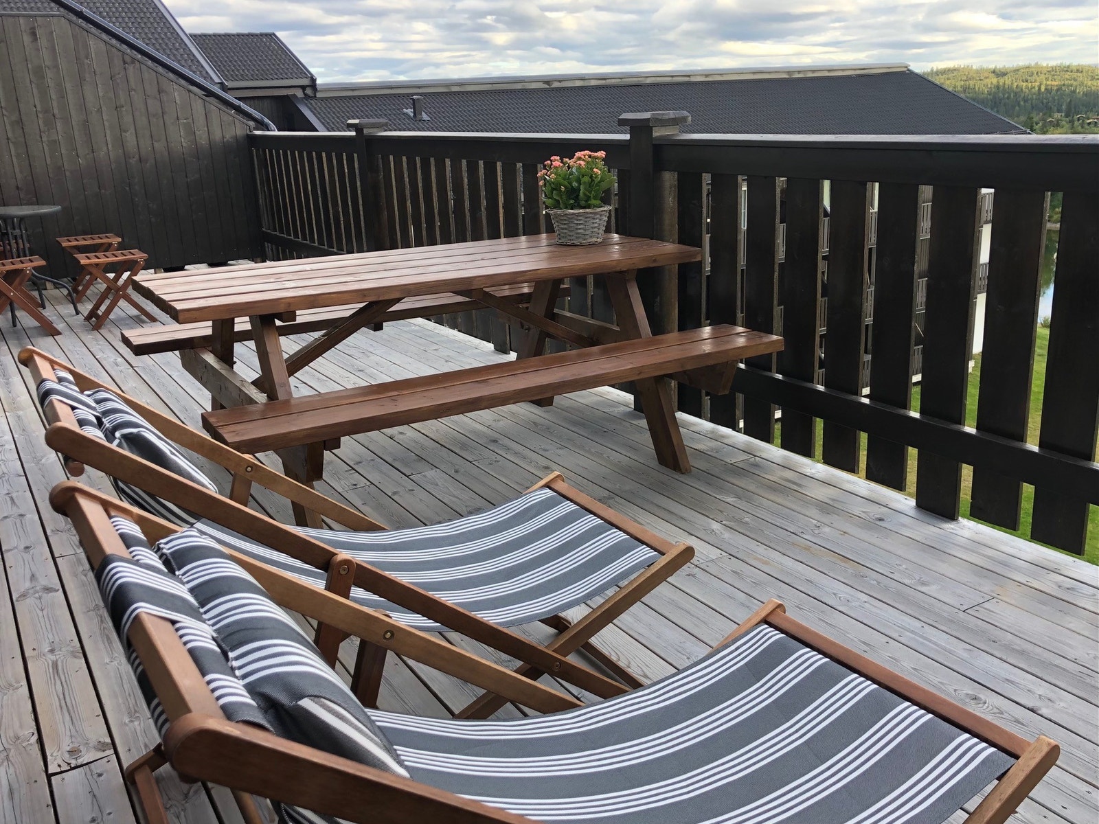 God plass på terrassen med sol hele dagen. Stille, ingen trafikkstøy:) Galleribilde