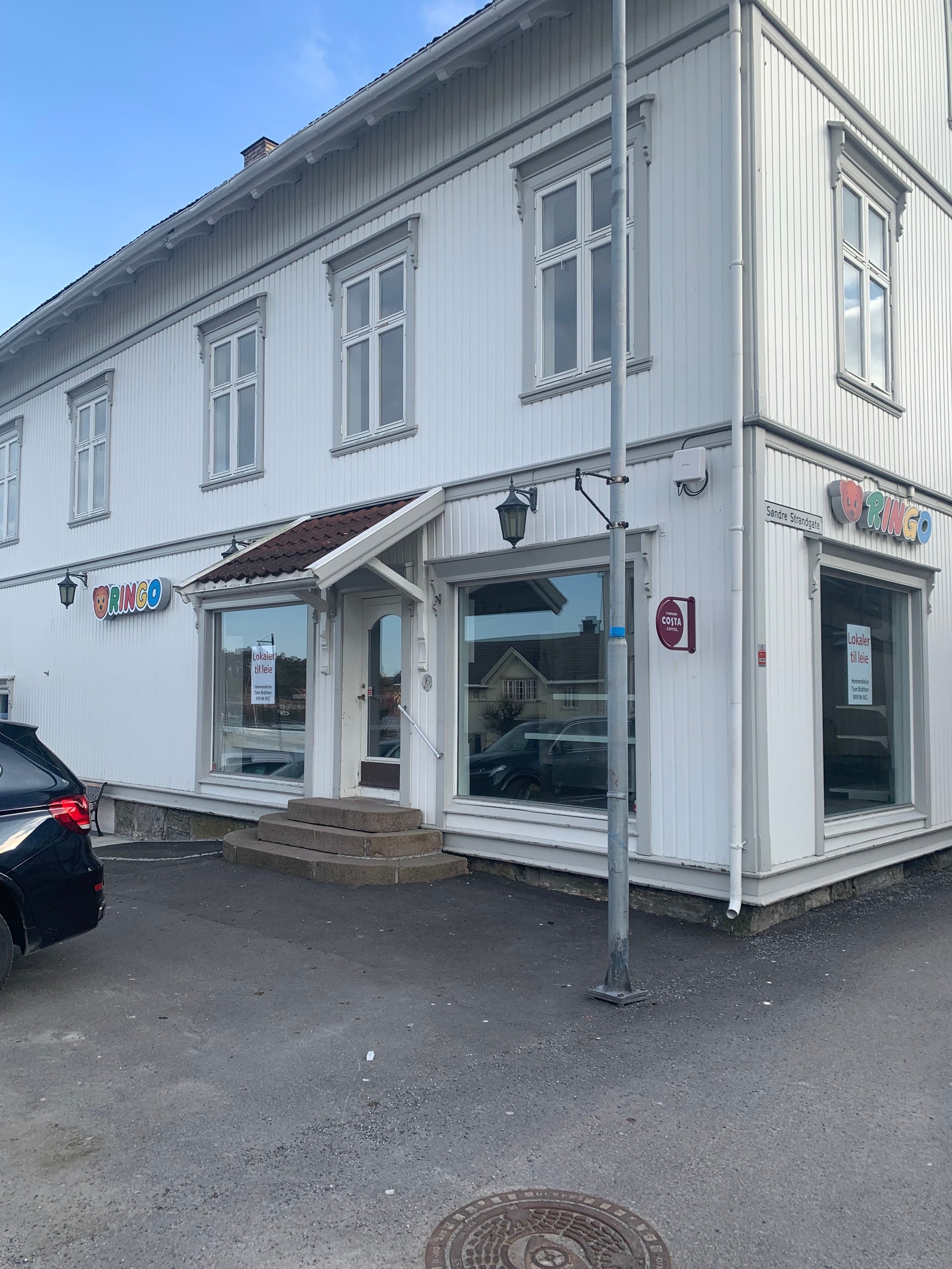 Fasade mot torget, buss holdeplass og havna. Galleribilde