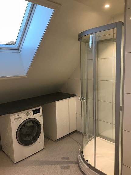 Kombinert vaskemaskin/tørketrommel. Egen varmtvannsbereder innbygd i skap til høyre. Galleribilde