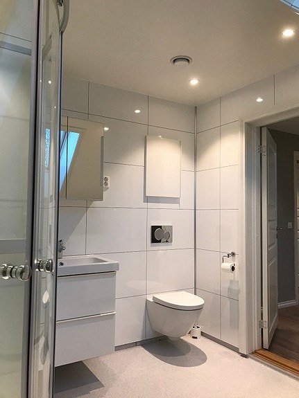 Lettstelt, stort og praktisk bad med automatisk vannstoppsystem (Waterguard). Galleribilde