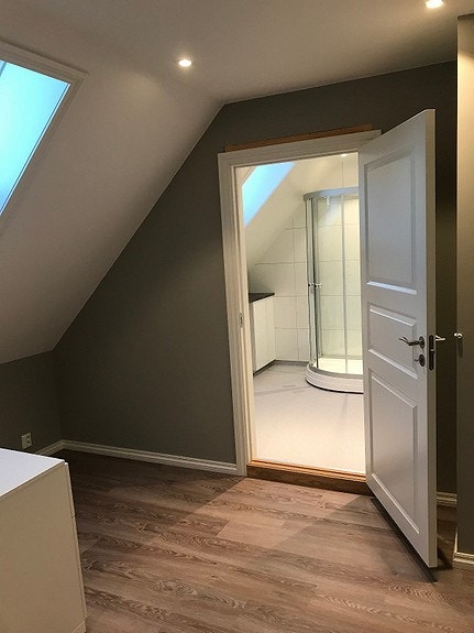 Fra soverom mot bad. Plass til skrivebord ved behov. Galleribilde