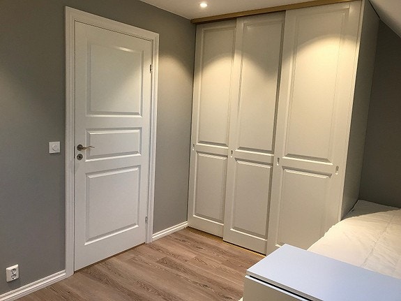 Garderobe på soverom Galleribilde