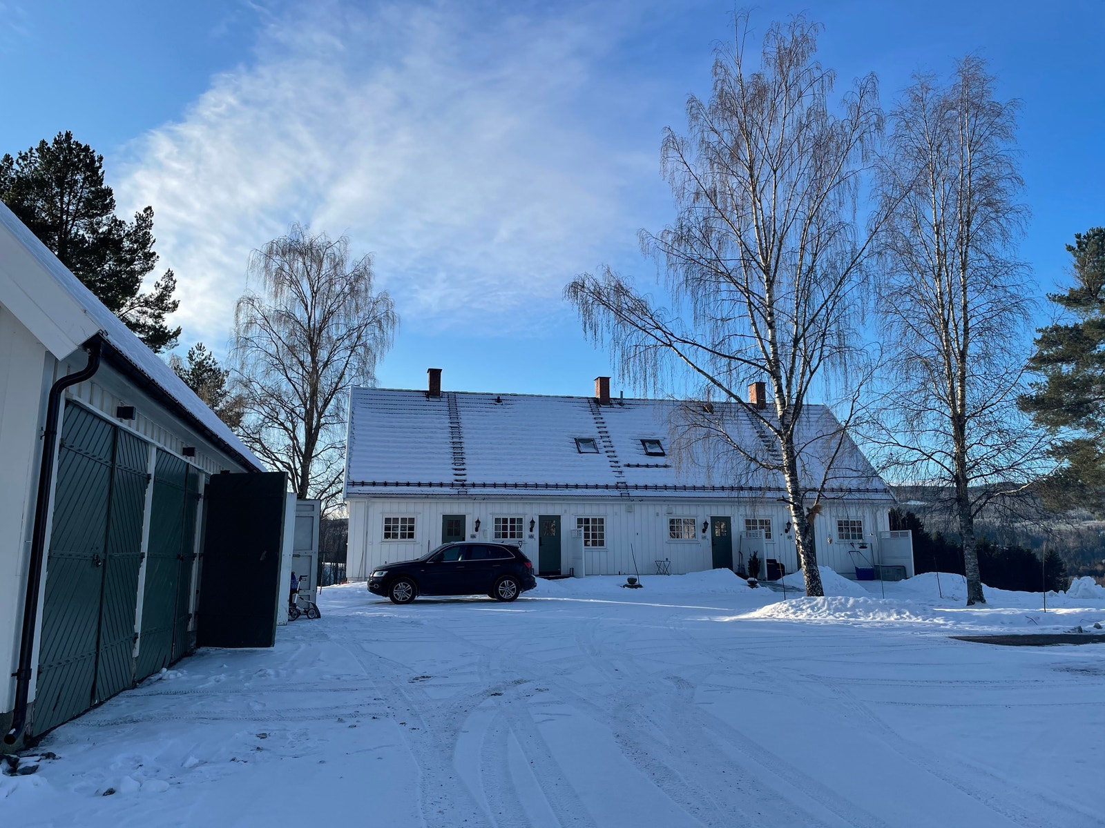 Inngang og uteplass dør nr 2 fra venstre Galleribilde