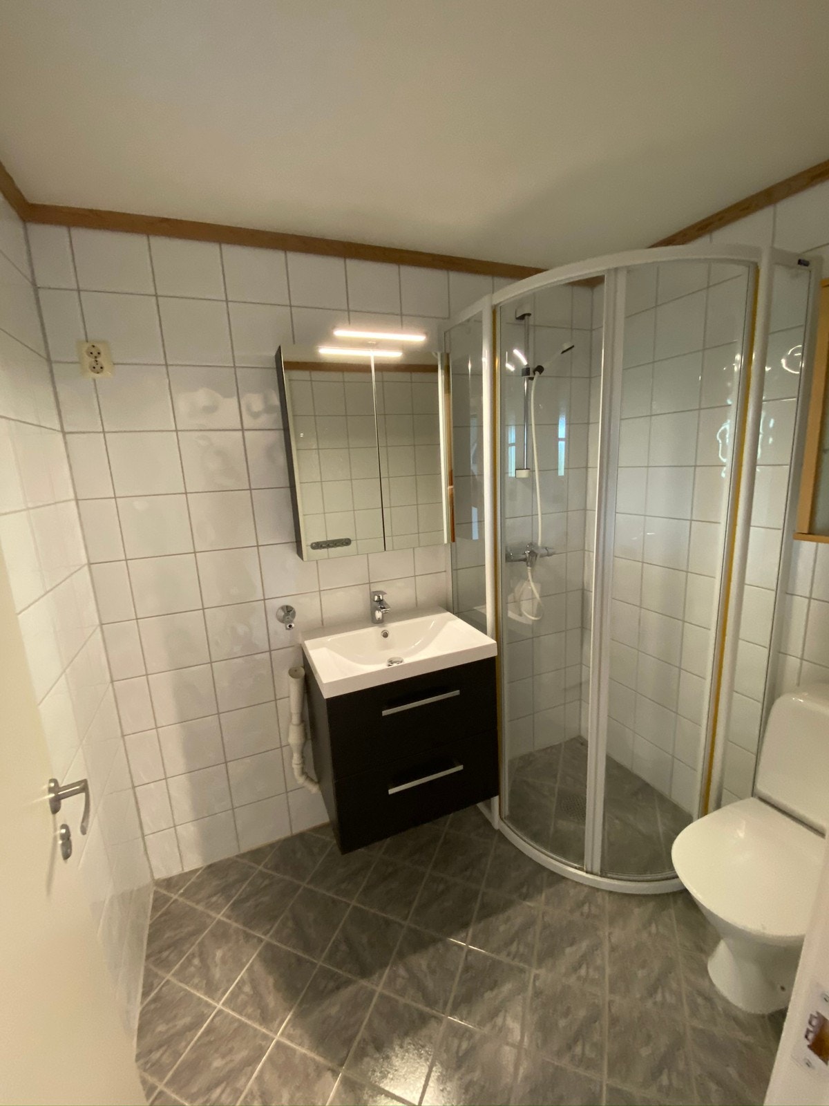 Helfliset bad med opplegg til vaskemaskin. Det er installert dusjkabinett etter bildet ble tatt Galleribilde