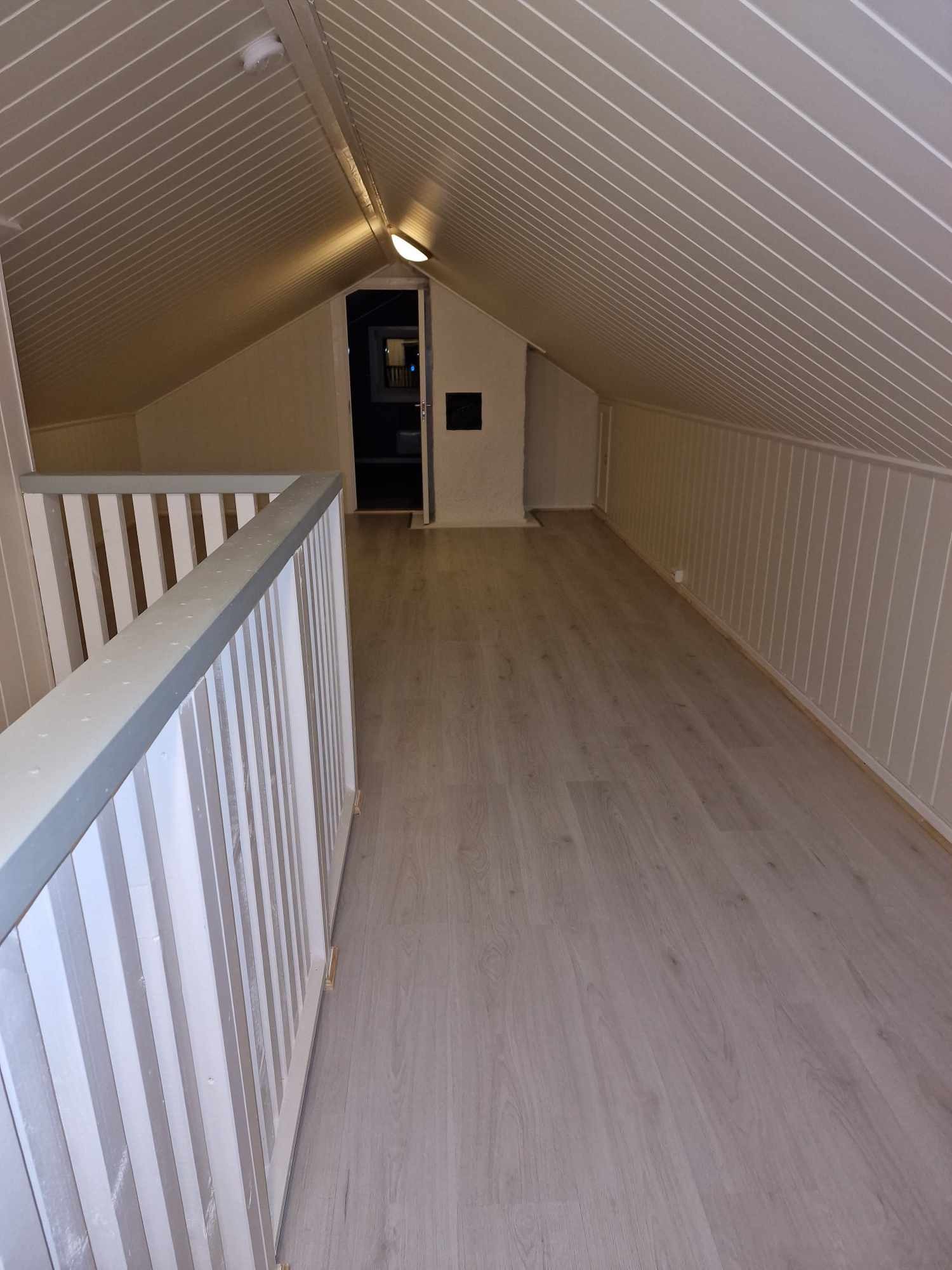 Loftstua, ser mot rom Galleribilde