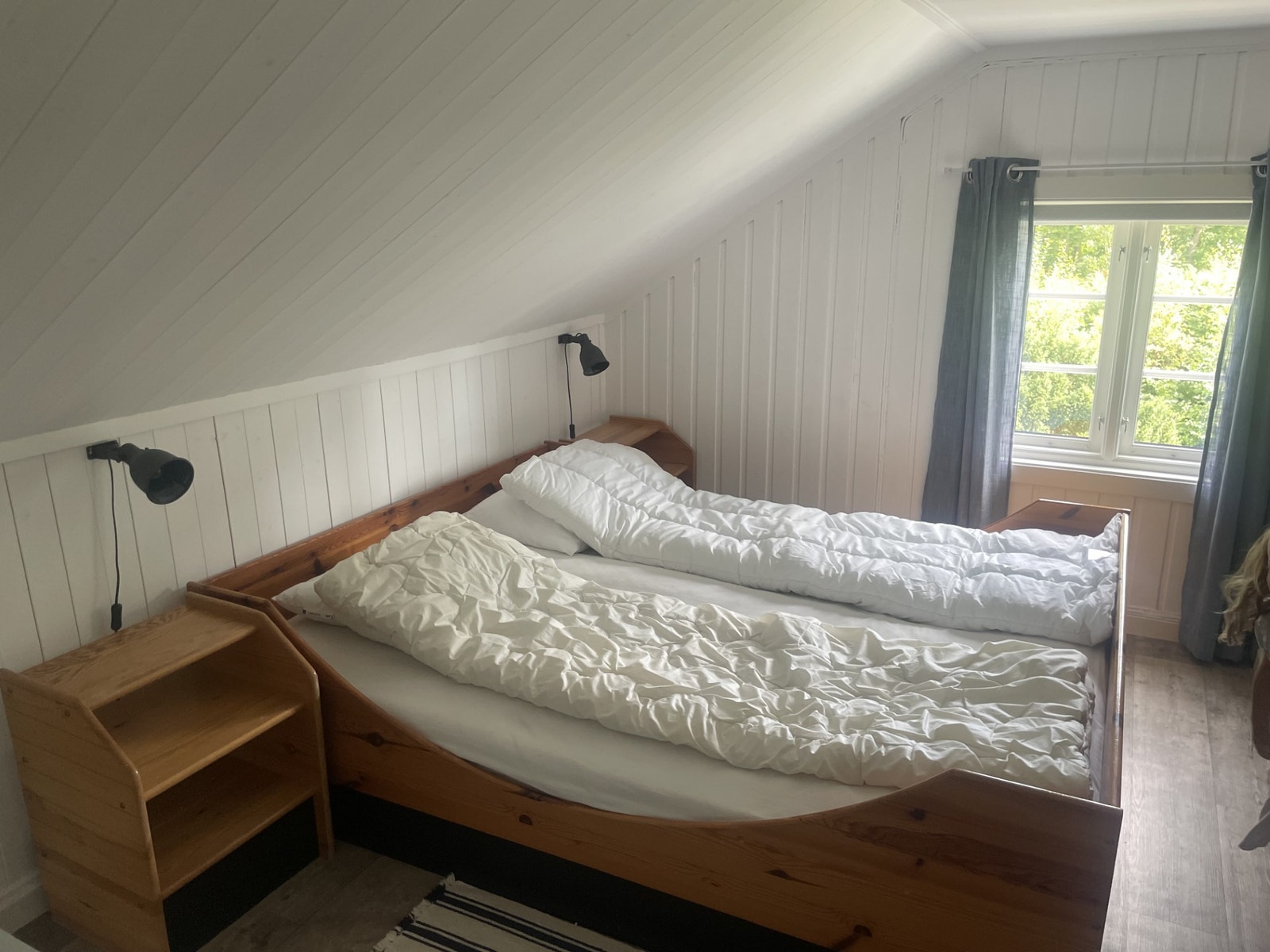 I andre etasje er det to soverom. Det ene soverommet er utstyrt med en dobbeltseng. Galleribilde