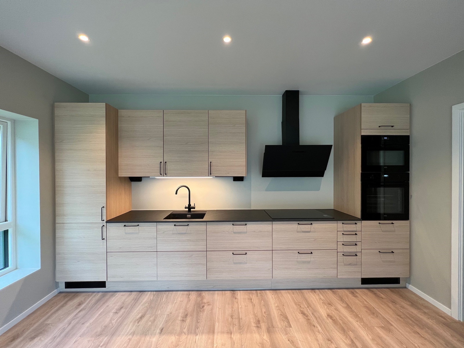 Stilrent kjøkken med integrerte hvitevarer Galleribilde