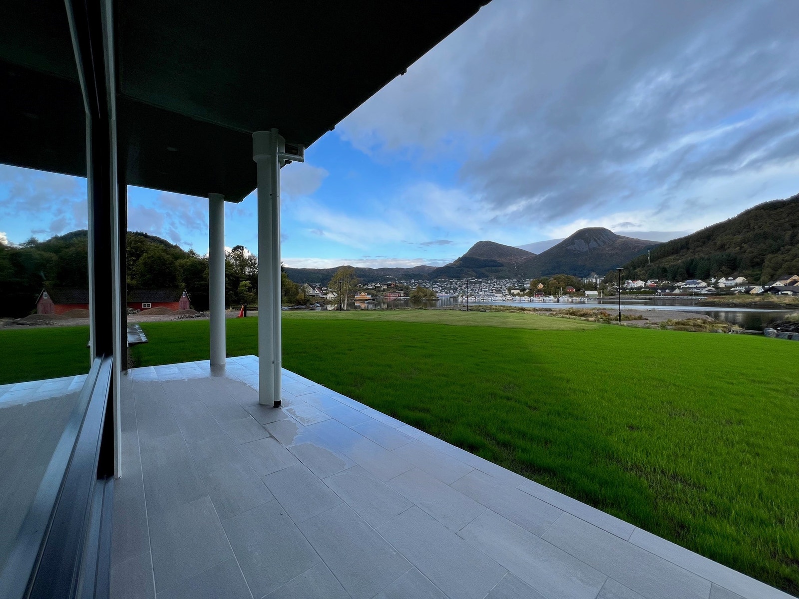 Terrasse med utsikt og tilgang til hage Galleribilde