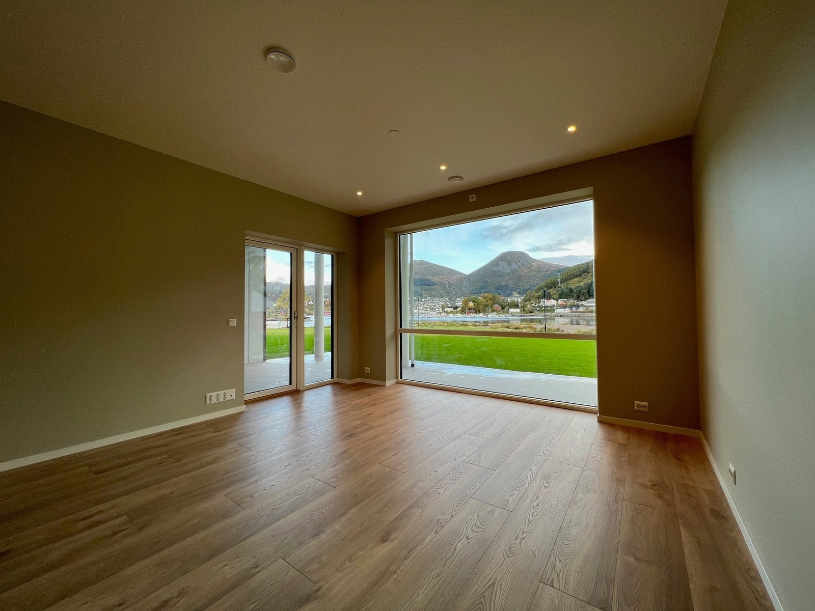 Romslig stue med utgang til terrasse Galleribilde