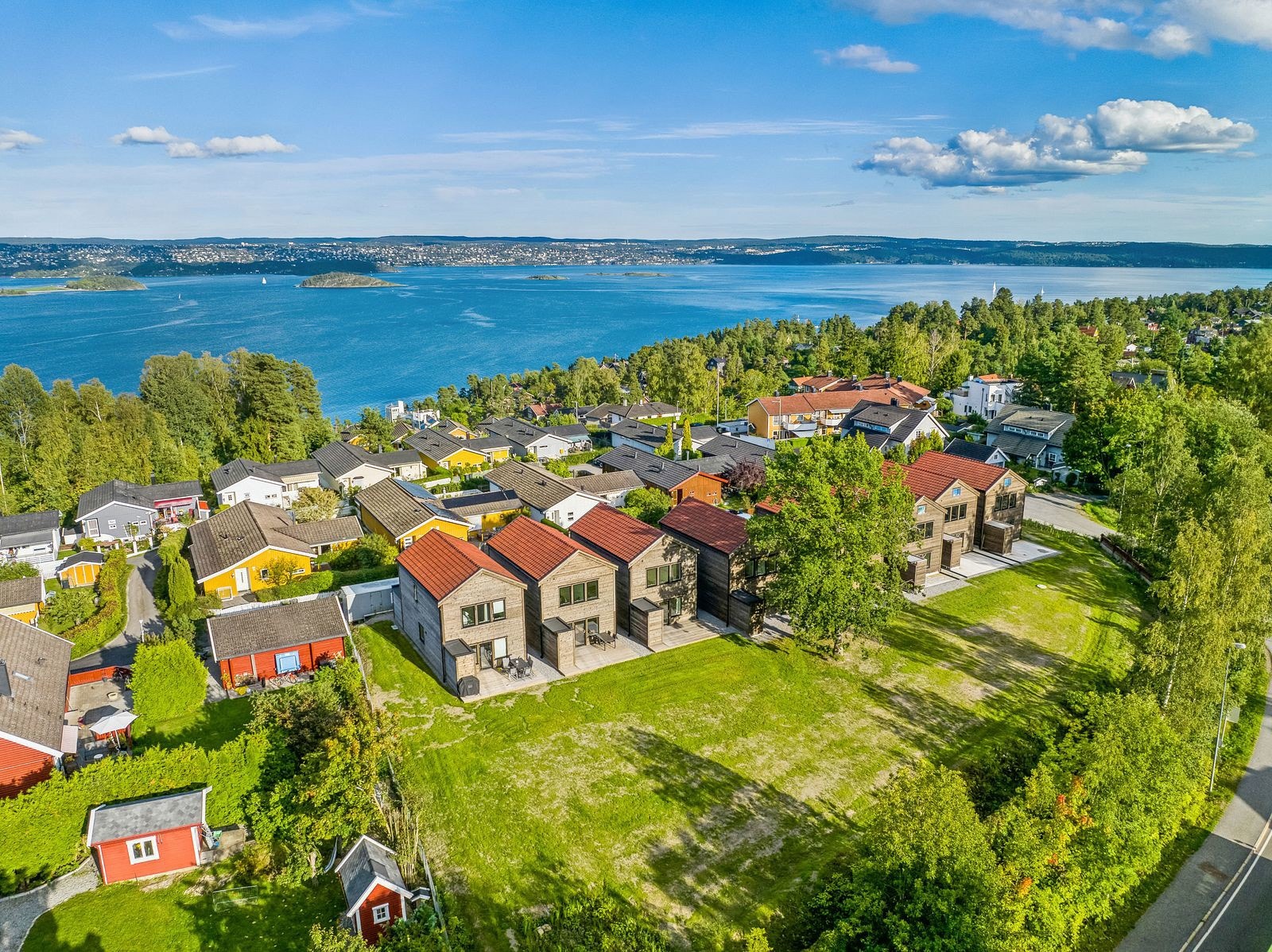 Granholt-toppen har store grøntarealer og hvert hus har to garasjeplasser og bod i felles garasje Galleribilde