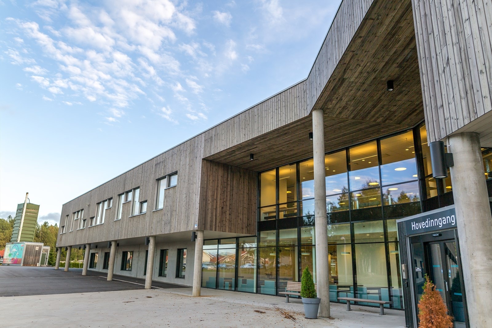 Sole skole er beliggende ved siden av Sole Arena. Galleribilde
