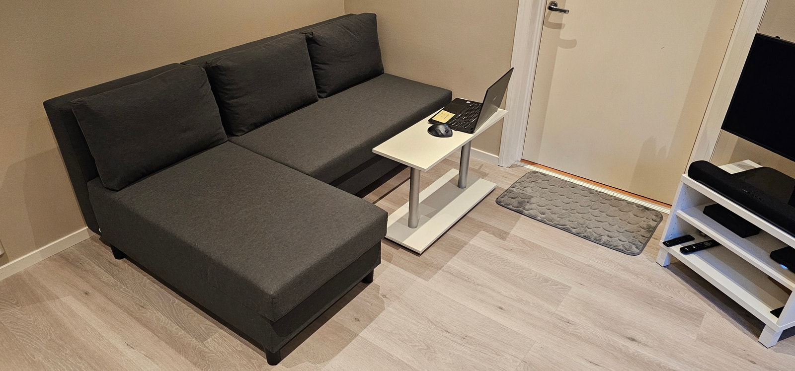 Plassbygget sofabord med plass til laptop Galleribilde