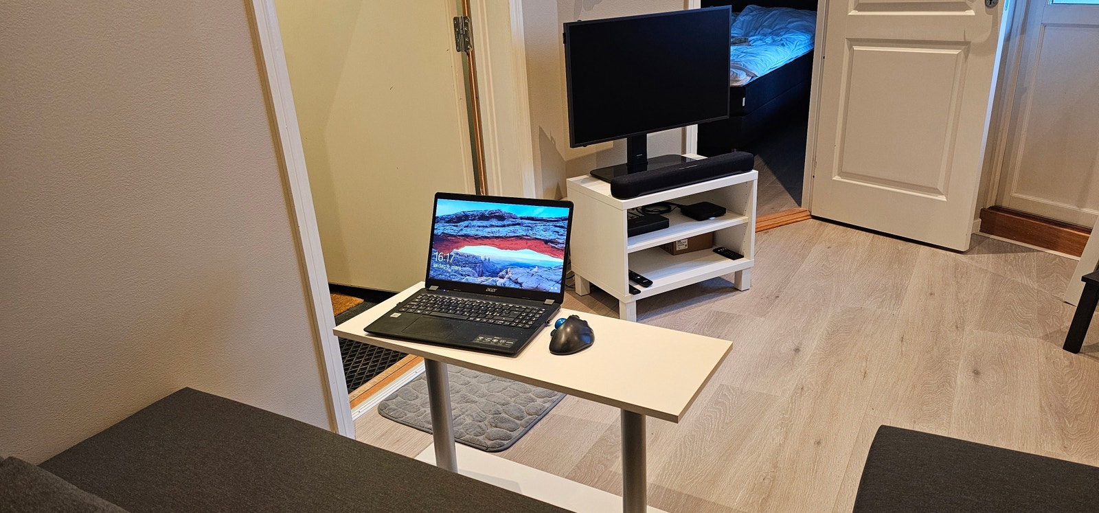 Plassbygget sofabord med plass til laptop Galleribilde