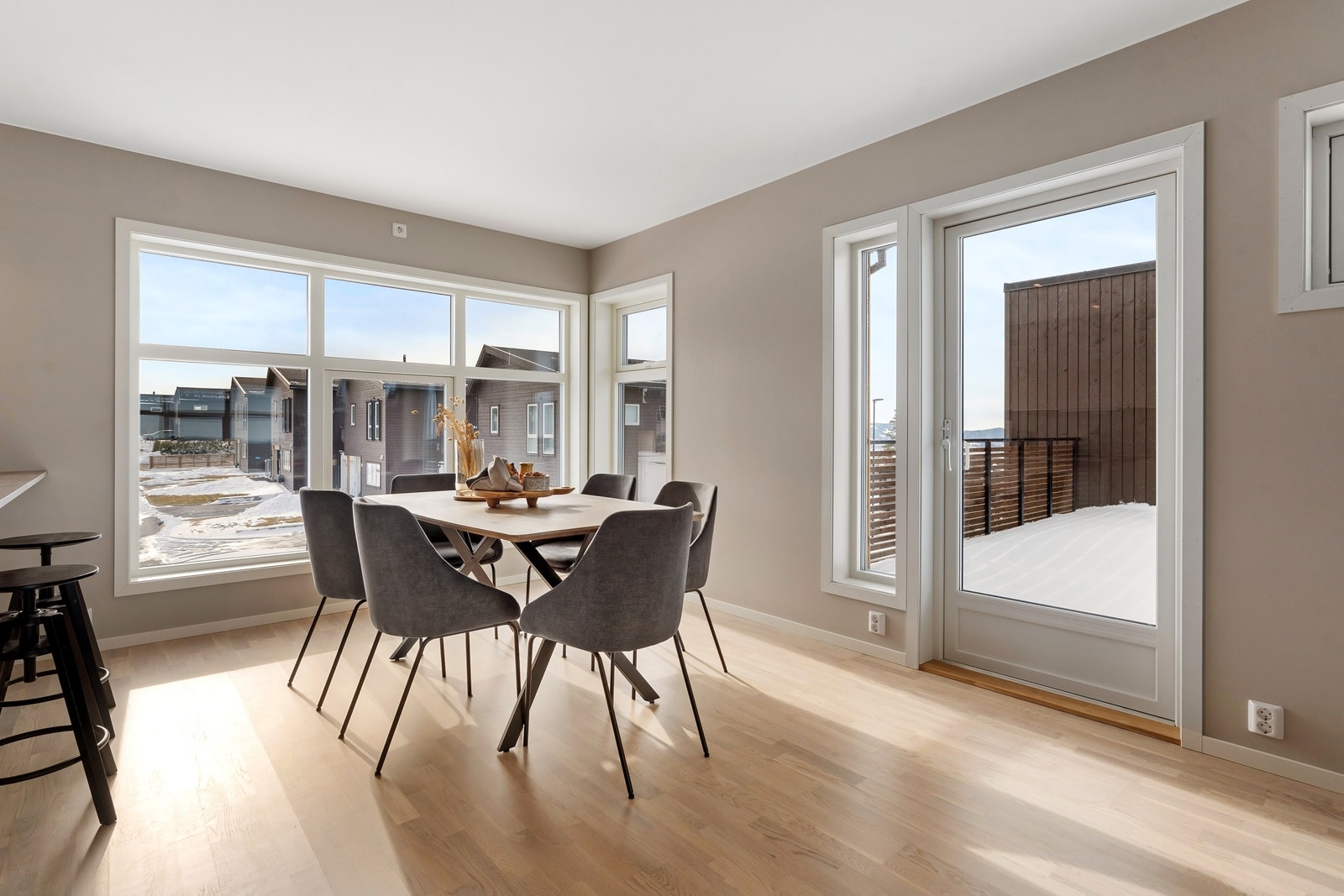 2. etg - Spisestue med store vindusflater som gir lys og utsikt Galleribilde