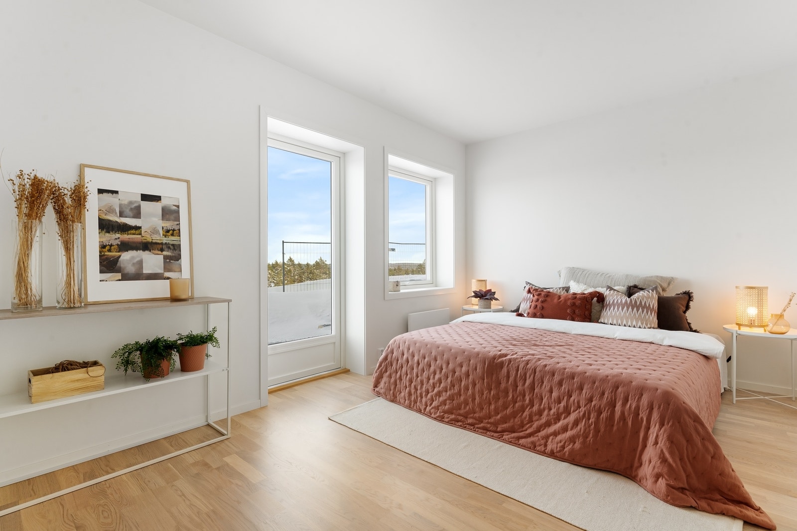 U. etg - Soverom 1 - hovedsoverom med dør ut i hagen Galleribilde