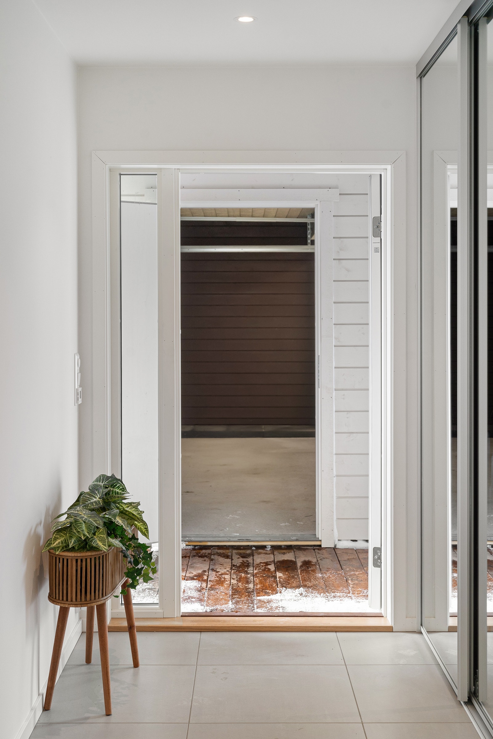 1. etg - Inngangsparti med tilgang rett inn i stor dobbel garasje Galleribilde